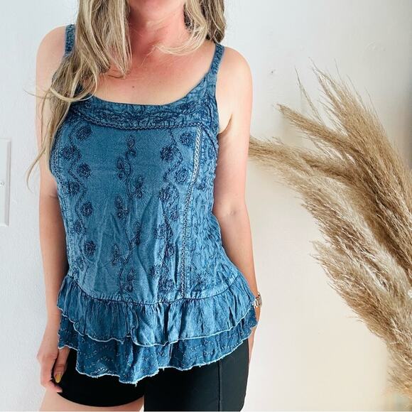 VINTAGE Cute Options Blue Denim Chambray Embroidered Ruffle Tank Top Blouse M - Picture 3 of 9